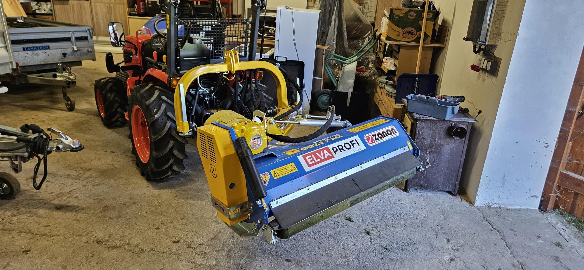 Technika Komunální traktor vč. stranového mulčovače