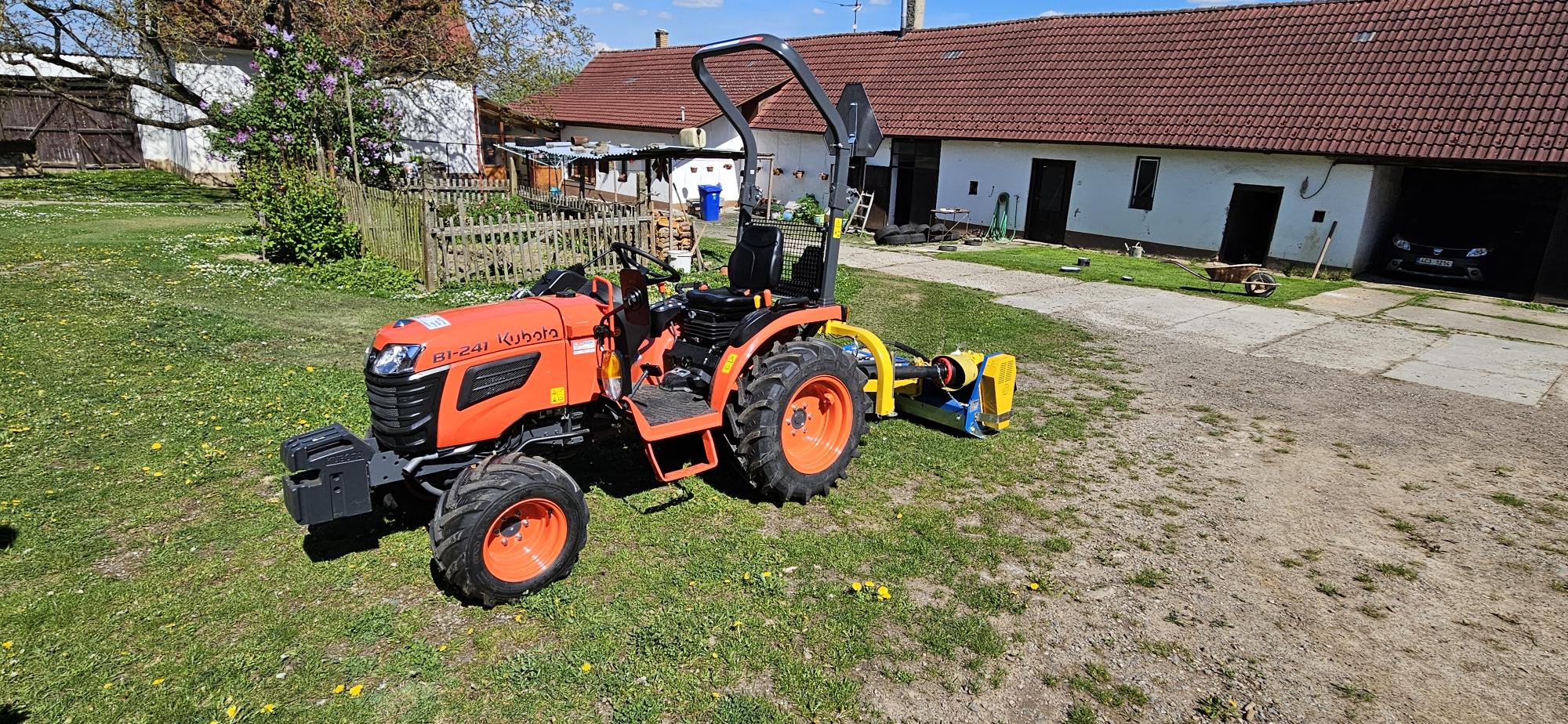 Technika Komunální traktor vč. stranového mulčovače
