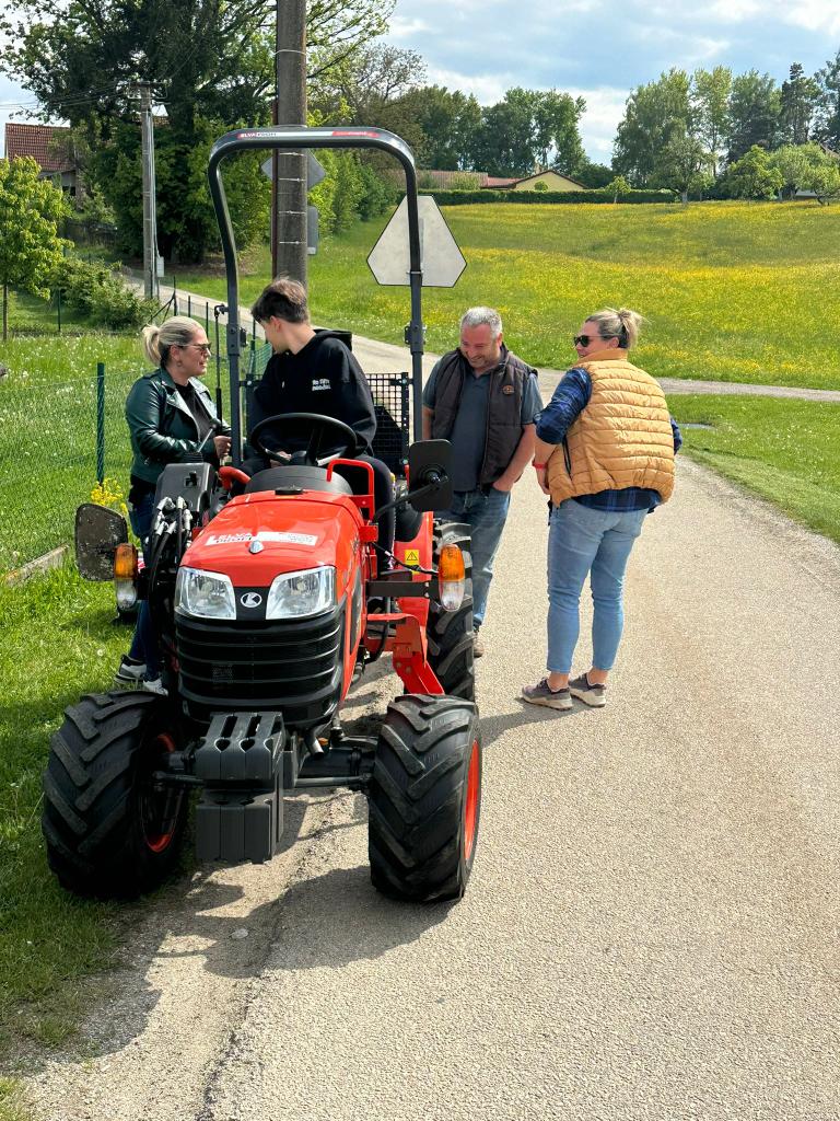 Technika Komunální traktor vč. stranového mulčovače