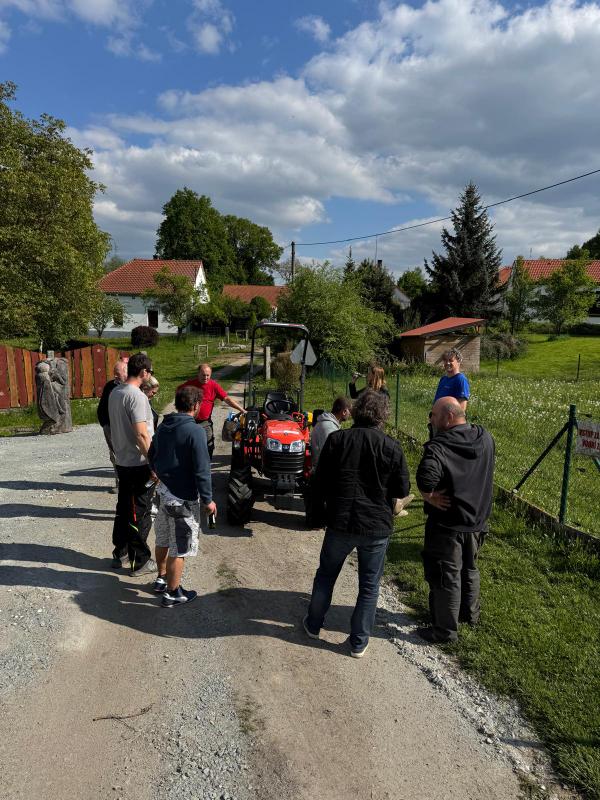 Technika Komunální traktor vč. stranového mulčovače