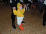 Představení masek na dětském maškarním karnevalu - kuřátko