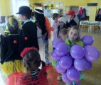 děti převlečené v maškarních kostýmech - hroznové víno