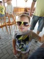 chlapec se slunečními brýlemi