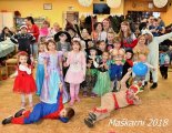 společná fotografie dětí na maškarním karnevalu