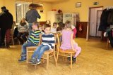 děti hrají židličkovanou