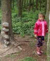 děti v lese u dřevěné houby