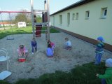 děti hrající si na hřišti