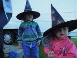 děti v čarodějnických kloboucích