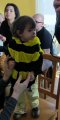 děti převlečené v maškarních kostýmech - včelka